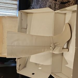 Bandolino Woman's off white boot